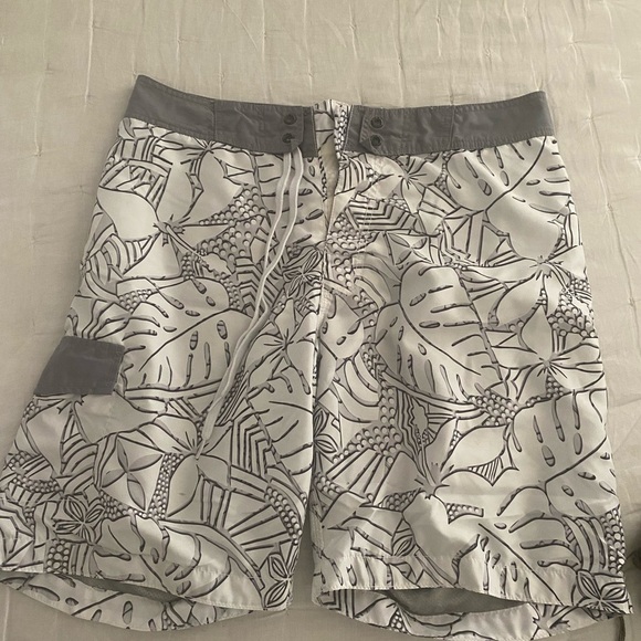 Old Navy Men's Gray Patterned Board Shorts - Picture 1 of 4